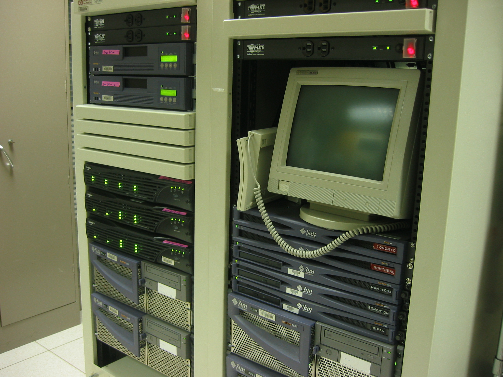 Old server photo as an illustration